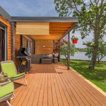 House Ive- Romantische Flucht- Jacuzzi- Pool- By Interhome