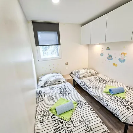 House Ive- Romantische Flucht- Jacuzzi- Pool- By Interhome *
