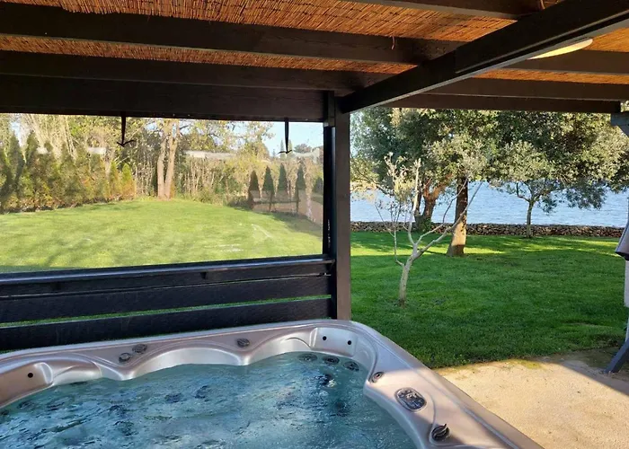 House Ive- Romantische Flucht- Jacuzzi- Pool- By Interhome *
