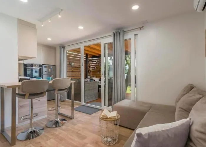 Vakantiehuis House Ive- Romantische Flucht- Jacuzzi- Pool- By Interhome Pula