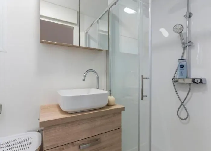 House Ive- Romantische Flucht- Jacuzzi- Pool- By Interhome