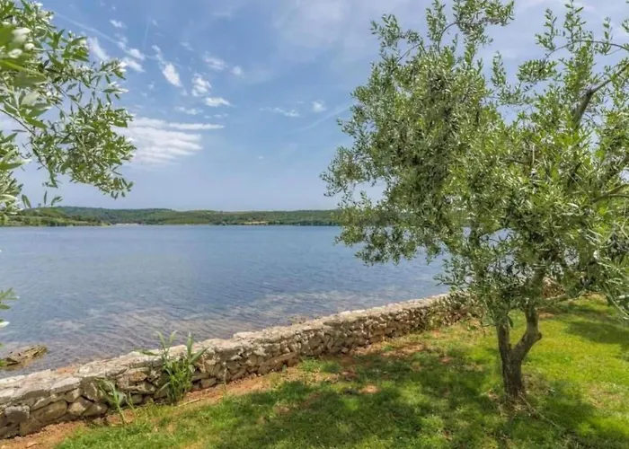 House Ive- Romantische Flucht- Jacuzzi- Pool- By Interhome Vakantiehuis Pula