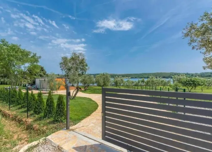 Semesterbostad House Ive- Romantische Flucht- Jacuzzi- Pool- By Interhome Pula