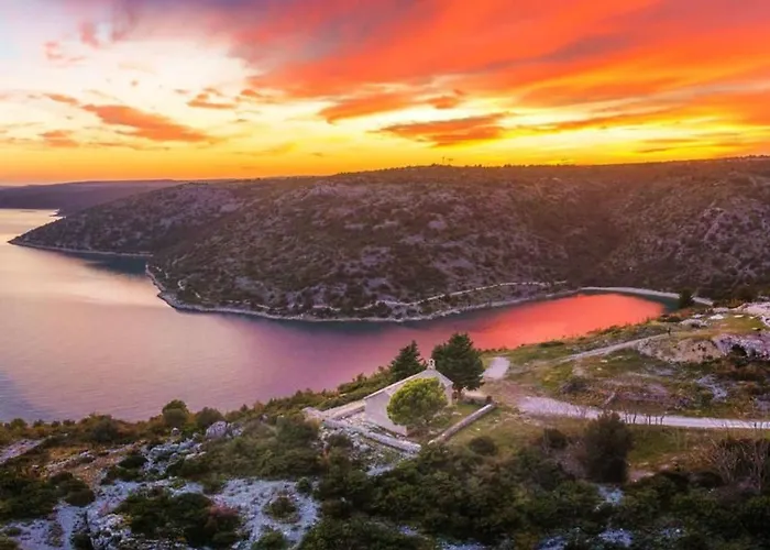 House Ive- Romantische Flucht- Jacuzzi- Pool- By Interhome Vakantiehuis Pula